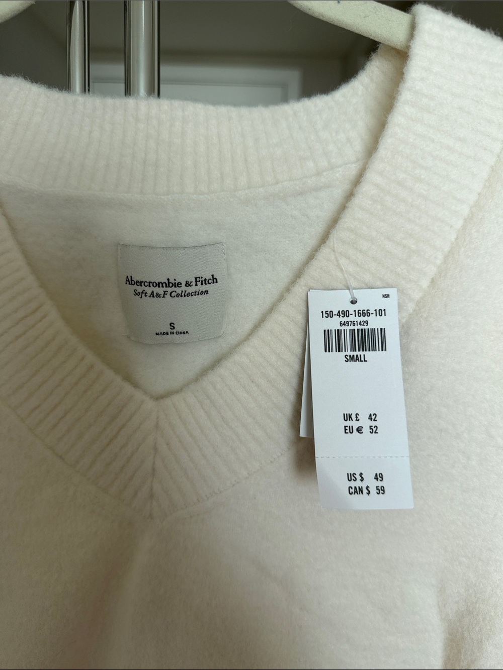 Abercrombie & Fitch Cream V-Neck Sleeveless Knit Top NWT - Picture 2 of 3